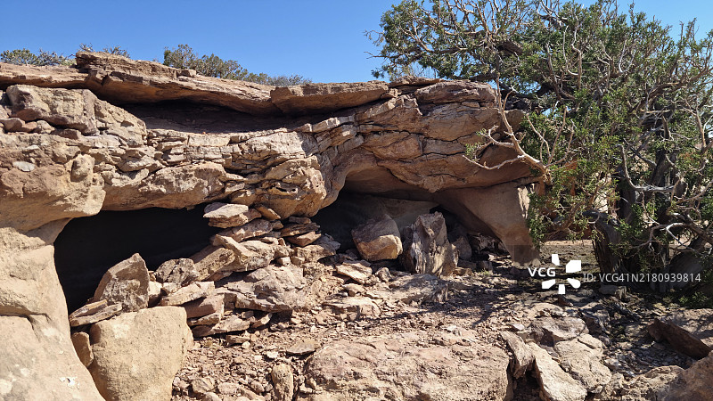 犹他州峡谷地国家公园阿兹特克比优特顶部的古代阿纳萨齐粮仓图片素材