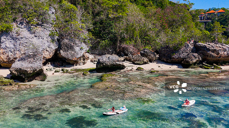 巴厘岛巴东巴东海滩鸟瞰：水上摩托艇与皮划艇图片素材