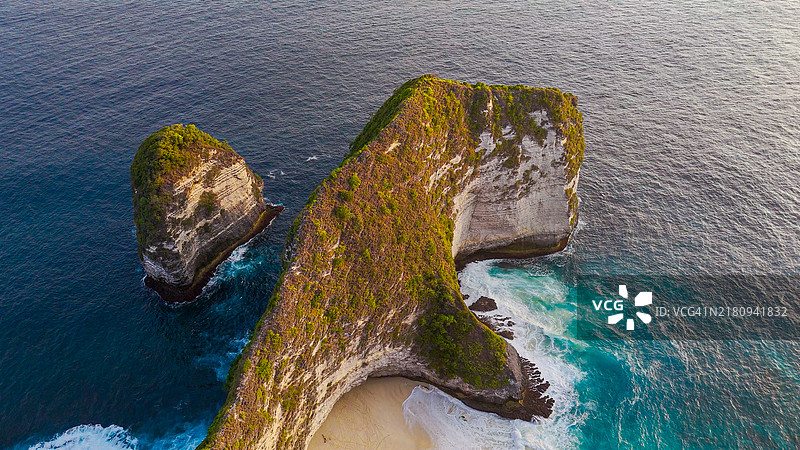克林金海滩日落航拍：努沙伯尼达岛，清澈的热带沙滩图片素材