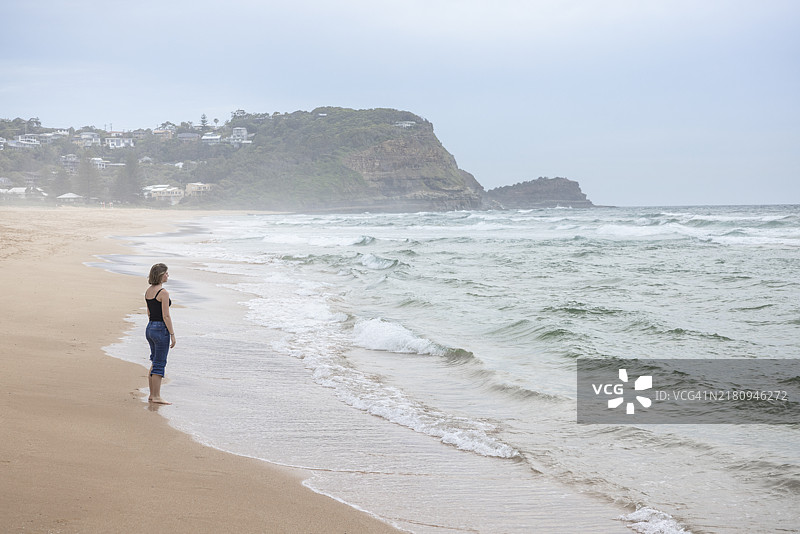 海滩上一个女孩的背影图片素材
