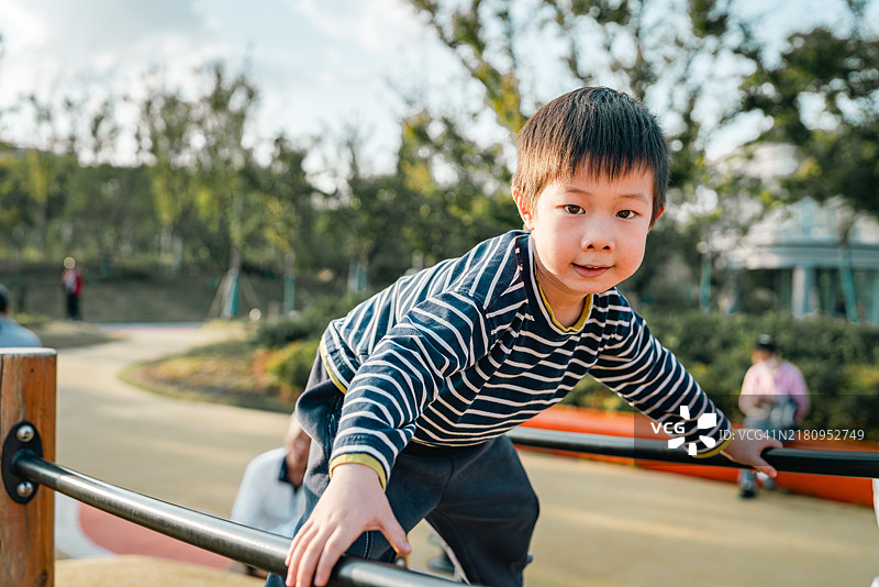 玩攀爬设备的小男孩图片素材