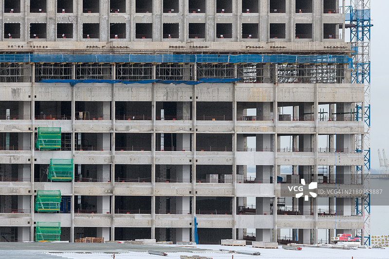 正在建设中的办公大楼，基础裸露可见图片素材