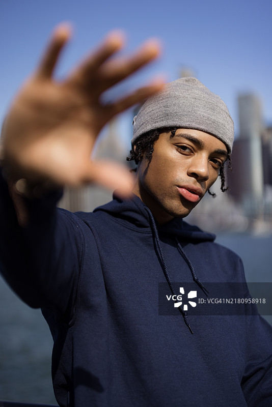 年轻黑人男子戴着帽子的肖像。图片素材