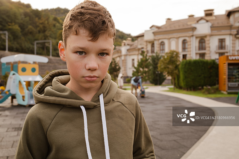 在操场上的青少年男孩图片素材