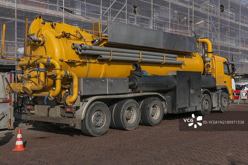 停在街边的黄色吸污车图片素材