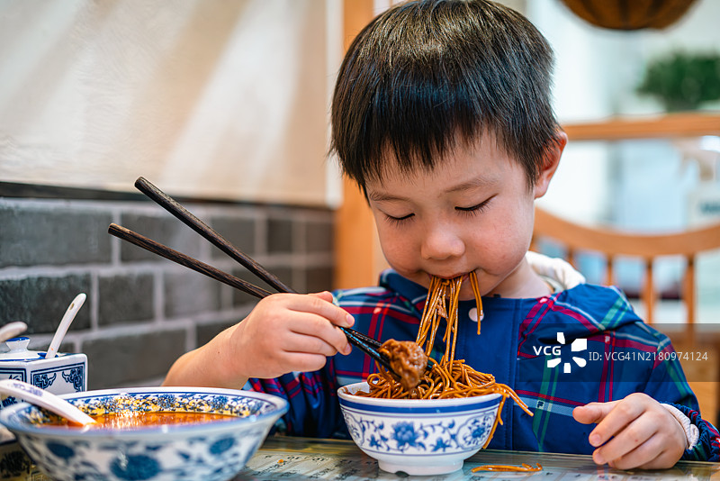 小男孩在吃面条图片素材