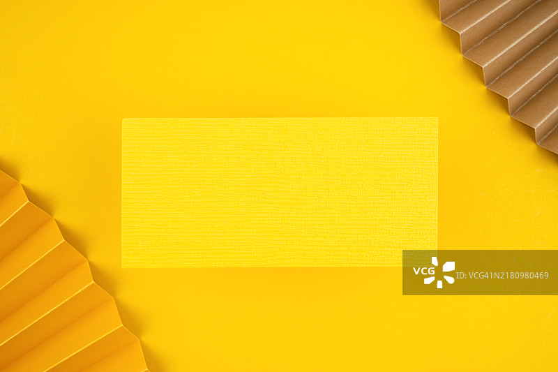 黄色背景上的空白卡片与纸扇装饰图片素材