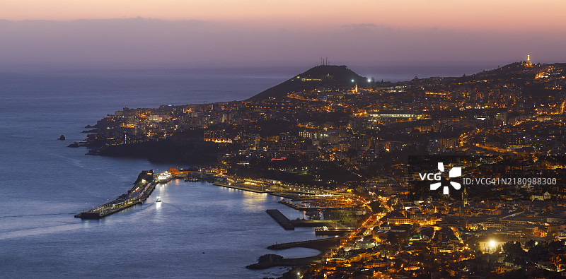 葡萄牙马德拉丰沙尔市的黄昏景色图片素材