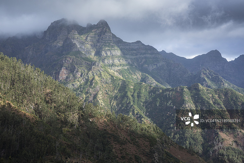 葡萄牙马德拉岛塞拉德尔阿瓜云层下的巨大石灰岩山脉图片素材