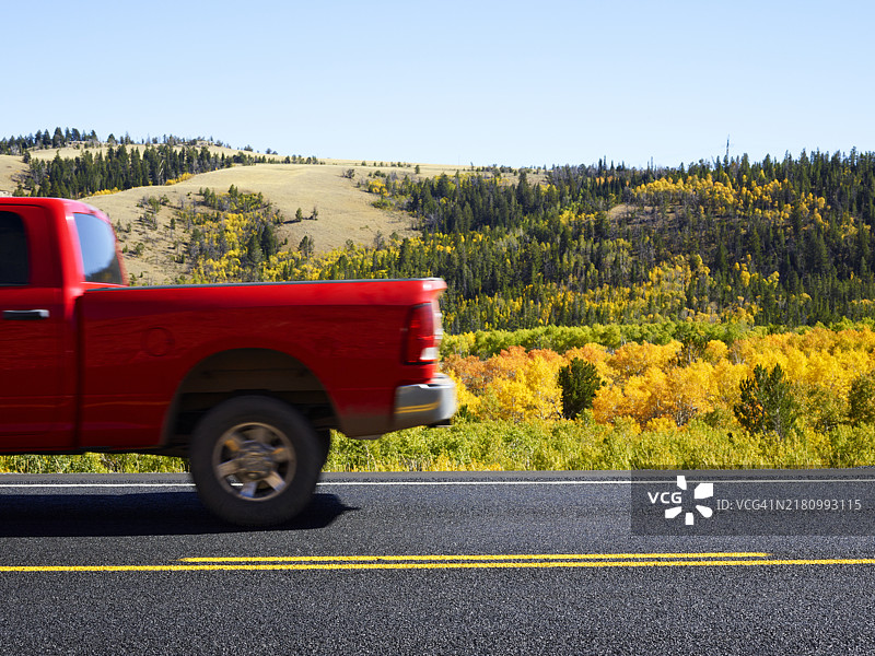 秋叶路上的皮卡车图片素材