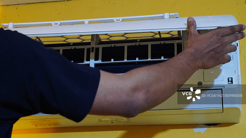 男人在室内清洁空调图片素材