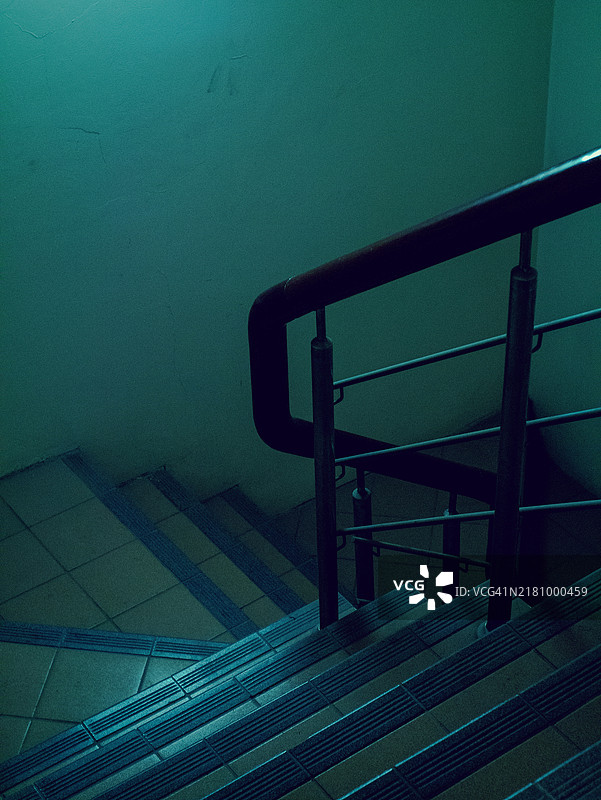 公寓内黑暗楼梯的侧视图图片素材