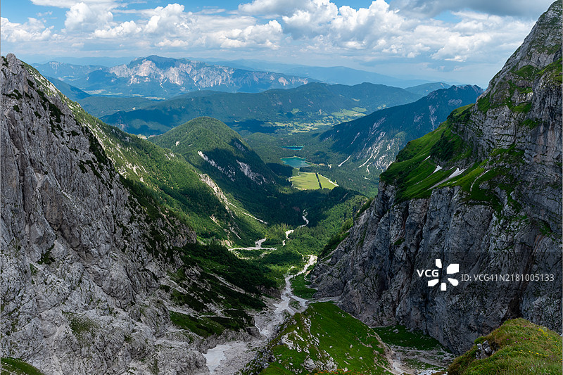 全景山谷与郁郁葱葱的绿意图片素材