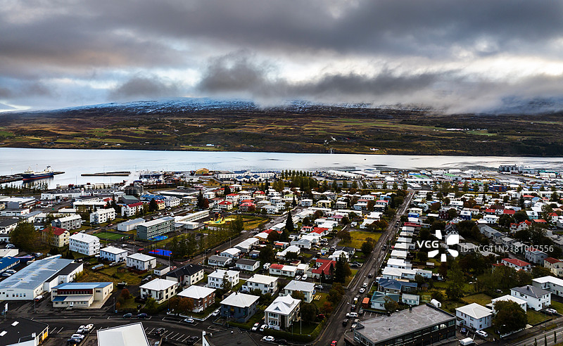 清晨无人机拍摄的阿库雷里城市景观图片素材