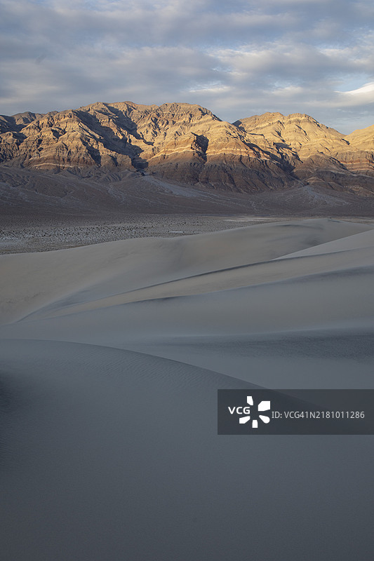 加州死亡谷尤里卡沙丘的最后机会山脉在黄昏时的光线图片素材