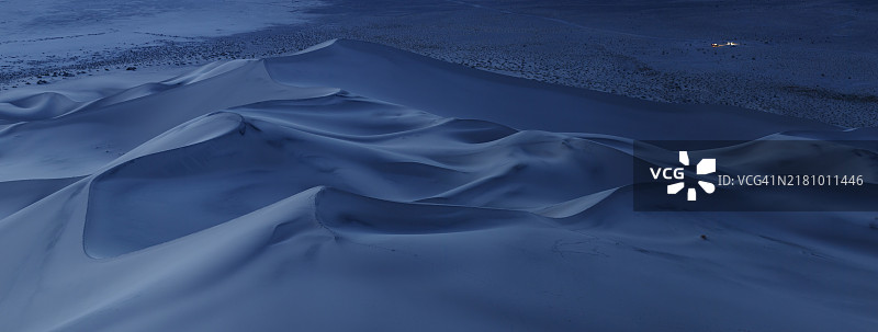 营地的车灯，死亡谷加利福尼亚州尤里卡沙丘的蓝色时光全景图图片素材