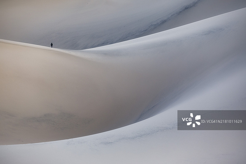摄影师站在加利福尼亚州死亡谷的尤里卡沙丘沙顶上图片素材