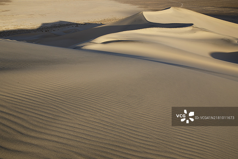 加州死亡谷尤里卡沙丘的沙丘上初升的曙光图片素材