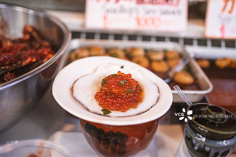 日式街头美食：扇贝配红鲑鱼籽图片素材