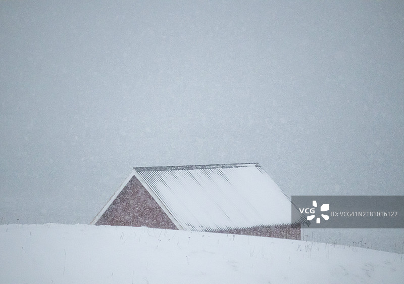 挪威罗弗敦群岛雪中的红房子图片素材