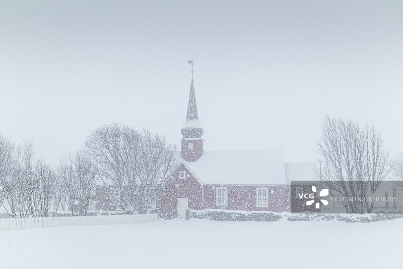 挪威罗弗敦群岛雪中的红色教堂图片素材