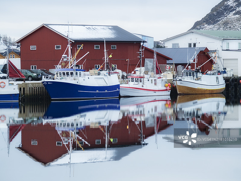 挪威罗弗敦群岛的渔船图片素材