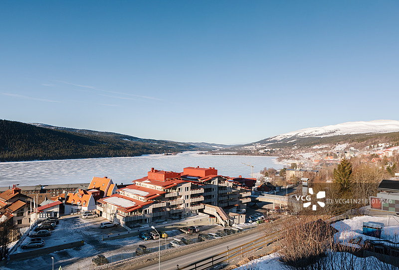 一个山村，背景有一个湖。图片素材