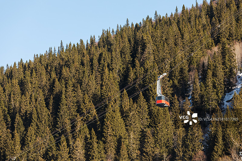 一条在阿尔卑斯滑雪系统中向山上延伸的小屋轨道。图片素材