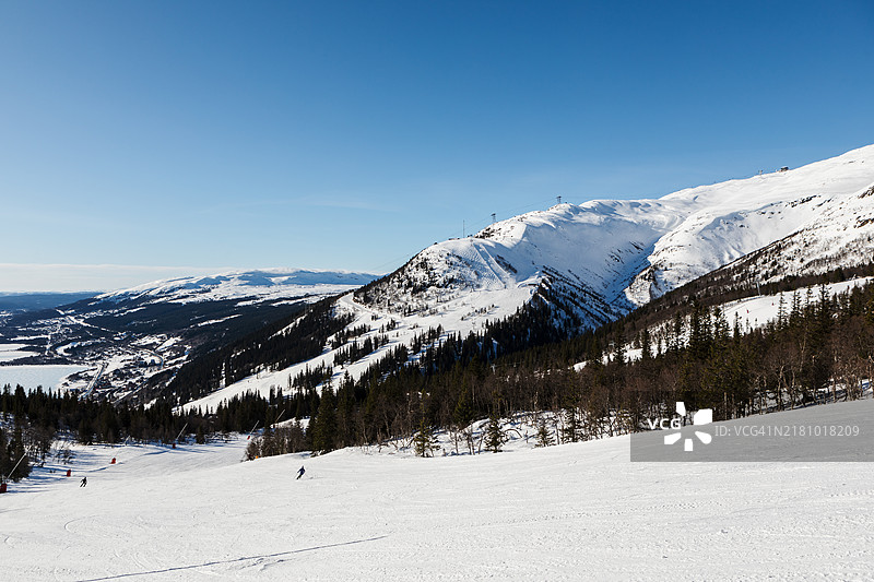 覆盖着雪的山脉与滑雪道。图片素材