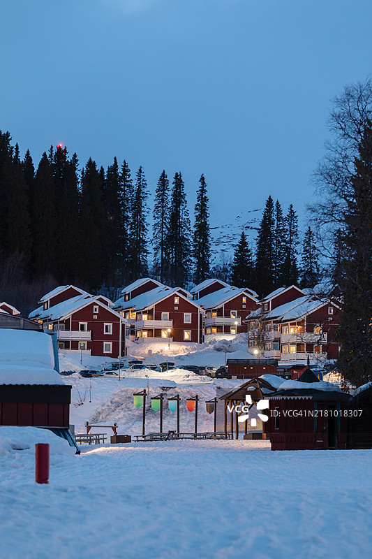 黄昏时分，阿尔卑斯滑雪度假村中的小屋村庄。图片素材