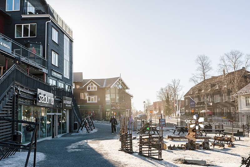 一个位于滑雪坡脚下的山村广场。图片素材
