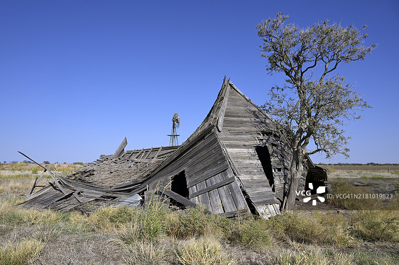 俄克拉荷马州孤狼镇附近的废弃房屋图片素材