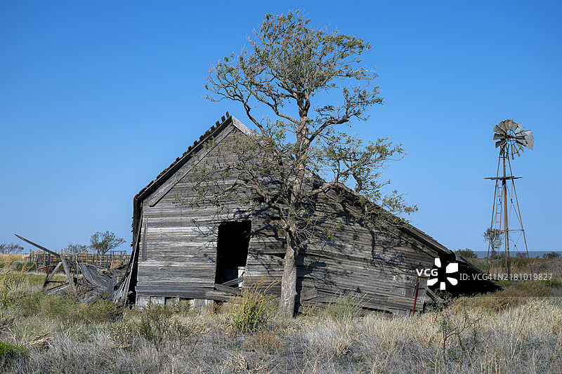 俄克拉荷马州孤狼镇附近的废弃房屋图片素材