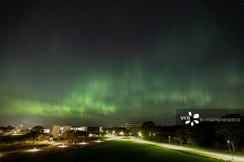 夜空下，灯光璀璨的建筑美景图片素材