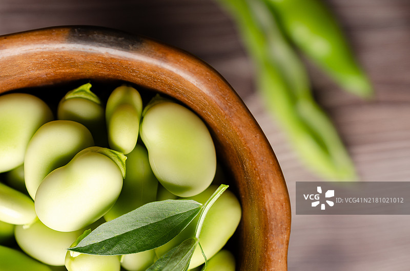 新鲜的蚕豆在碗里图片素材