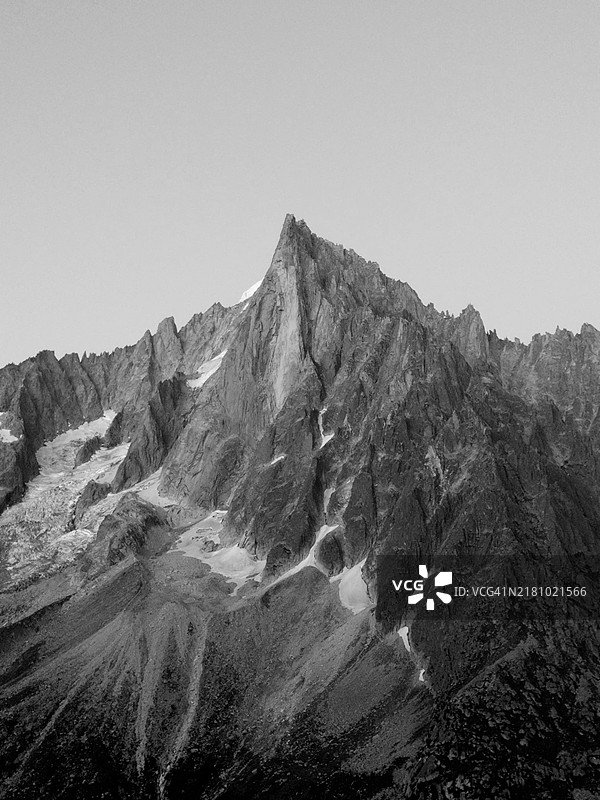 法国清澈天空下的山脉美景图片素材