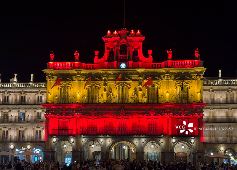 萨拉曼卡主广场的灯光与西班牙国旗。图片素材