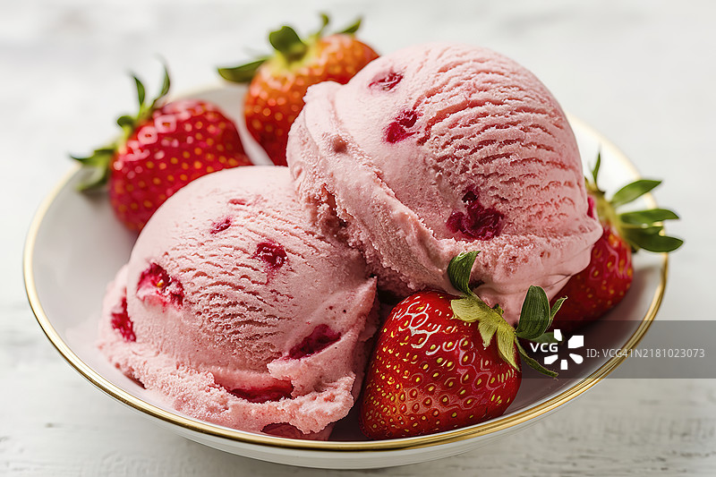 自制草莓冰淇淋配新鲜草莓，摆放在白色盘子上图片素材
