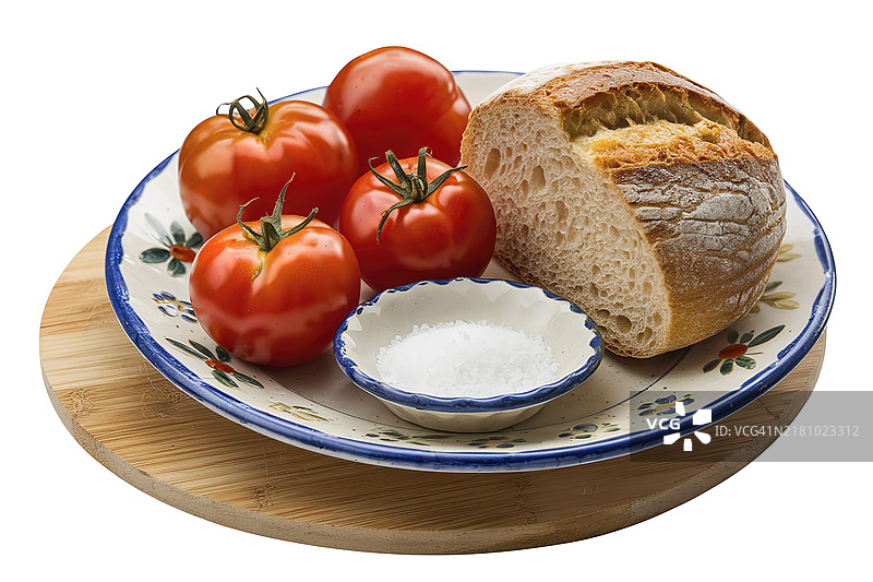 一个陶瓷盘子里放着新鲜的番茄、一片面包和一撮盐图片素材