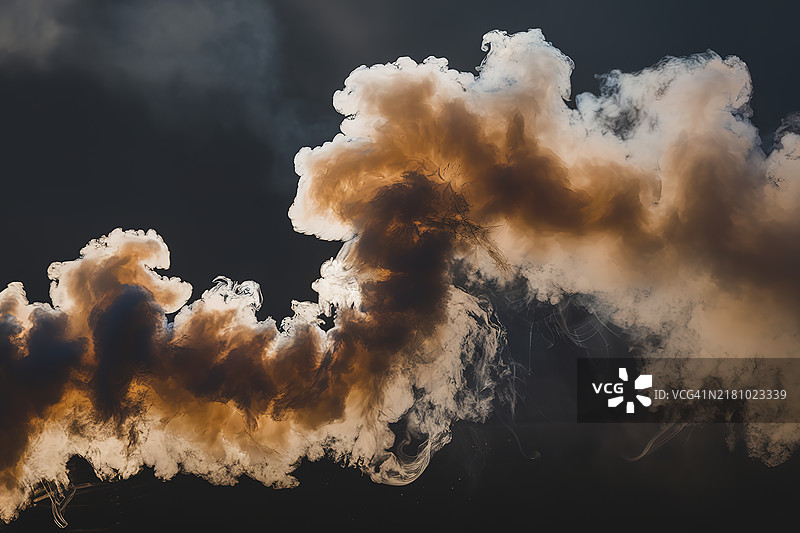 在黑暗背景下旋转的烟雾或雾气图片素材