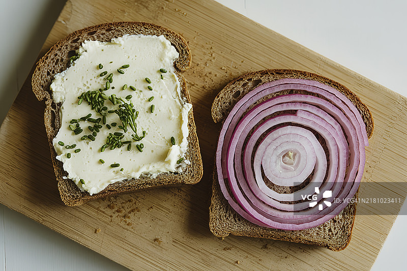两片棕色面包放在木板上图片素材