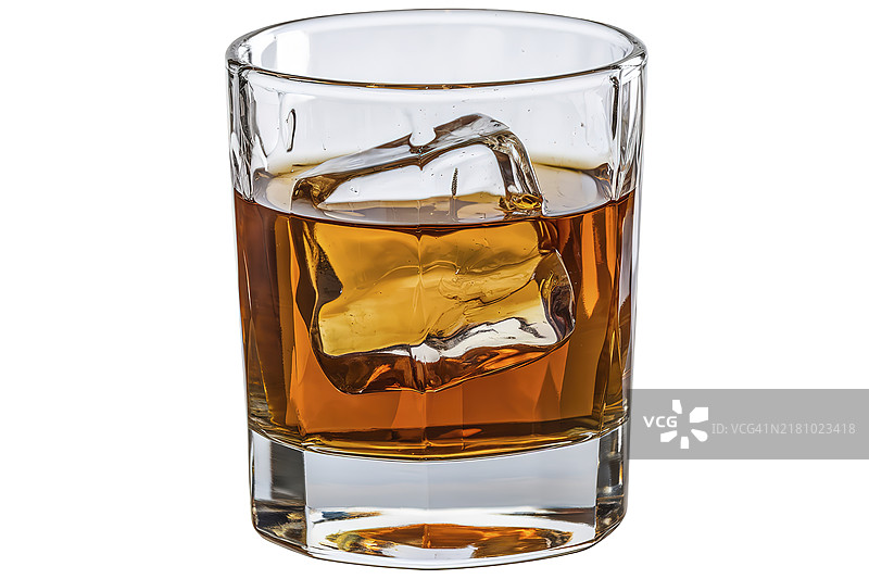 一杯装满金棕色威士忌的透明玻璃图片素材