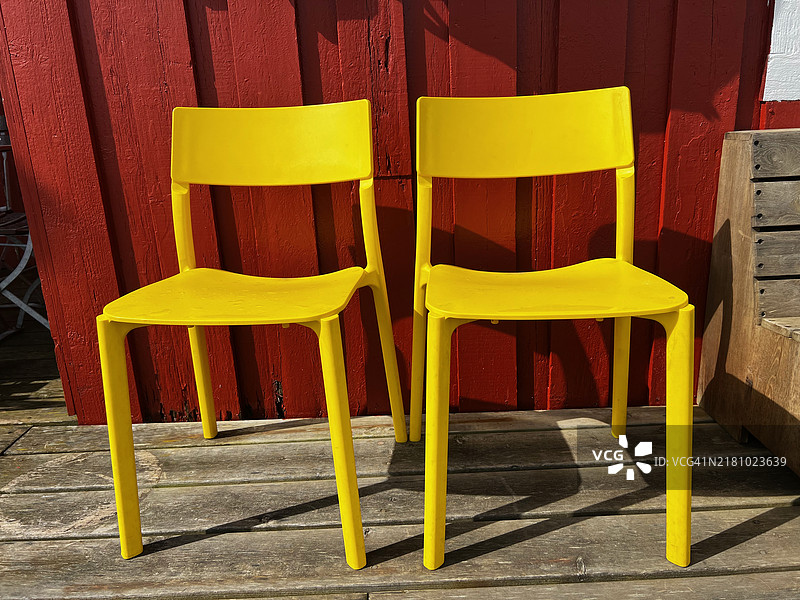 墙边的空椅子图片素材