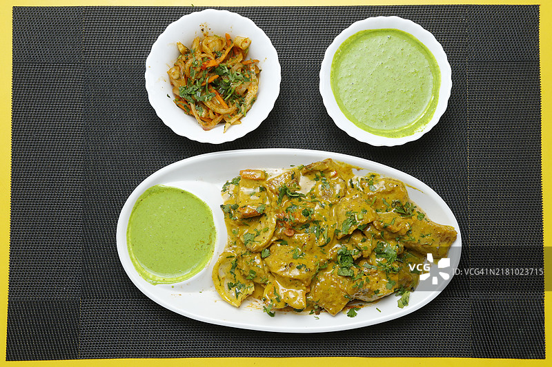 从上方直接拍摄的餐桌上的食物图片素材