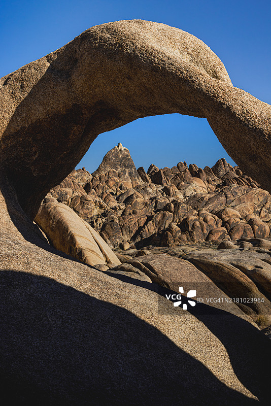 阿拉巴马山脉的岩石形成物在晴朗的天空下的低角度视图，加利福尼亚州，美国图片素材