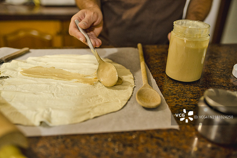 男子在桌子上准备食物的中段画面图片素材