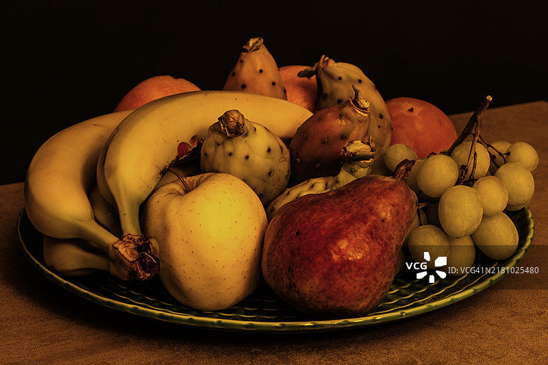 黑色背景下篮子里的水果特写图片素材