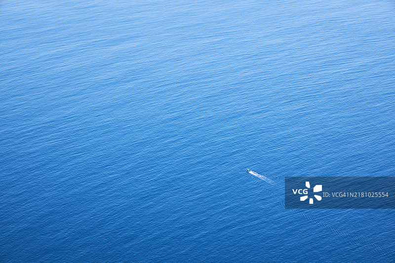 从高处俯瞰佛罗里达州梅德拉海滩的海面上的船只图片素材