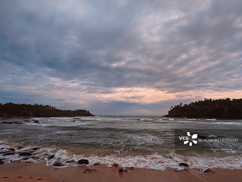 斯里兰卡马塔拉南部省希里凯蒂亚海滩的日落景观图片素材