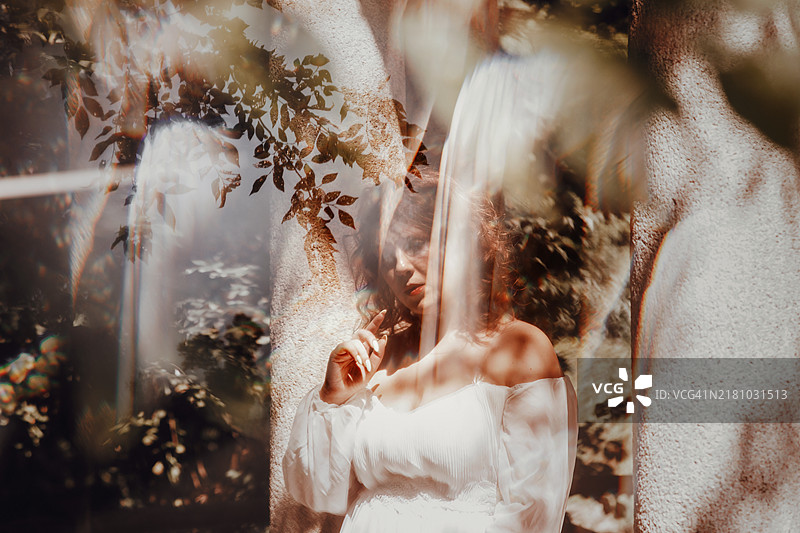 大自然中具有万花筒效果的年轻女子肖像图片素材